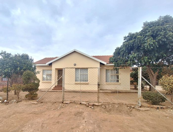 For Sale: 4-bedroom house in Seshego with expansive yard for rental potential.