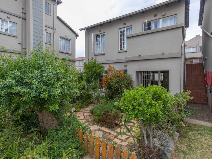 Eden Glen Townhouse For Sale: Ground floor, garden, pool, clubhouse, secure complex.