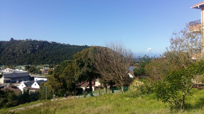 Upper Robberg Vacant Land For Sale: 933m2, North-facing, near beaches and amenities.