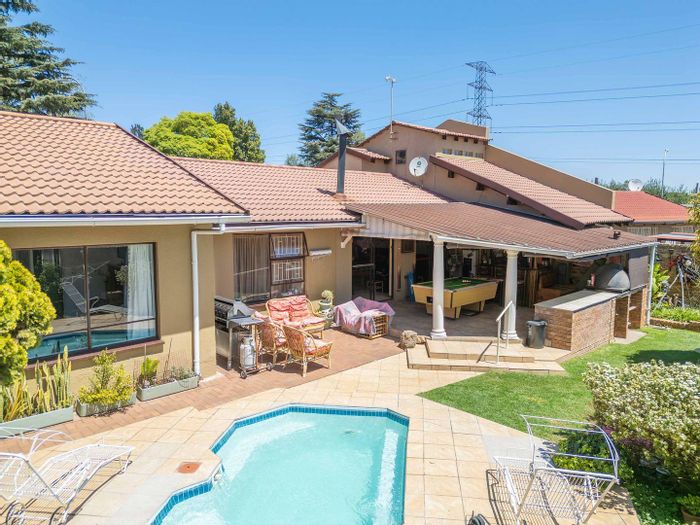 Isandovale House For Sale: 4 bedrooms, patio with pizza oven, splash pool.