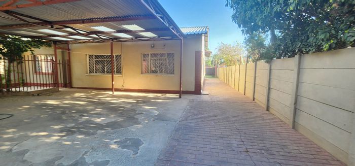 Erasmia House To Rent: 3 bedrooms, spacious kitchen, private yard, carport.