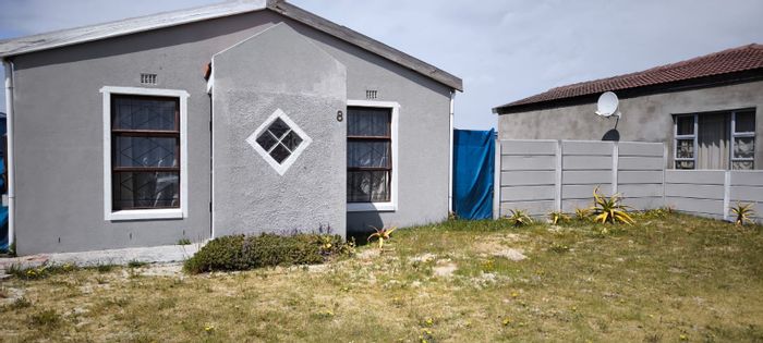 For Sale: Weltevreden Valley House with spacious yard, garage, and potential for expansion.