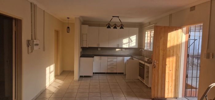 Kew House To Rent: Secure yard, fiber internet, spacious kitchen, convenient access.