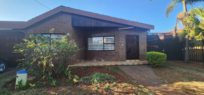 Laudium House To Rent: 4 bedrooms, flatlet, parking, near amenities.