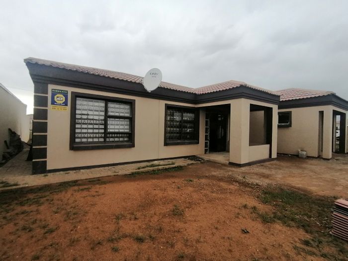 Pinehaven House For Sale: 3 bedrooms, open plan living, double garage, near amenities.