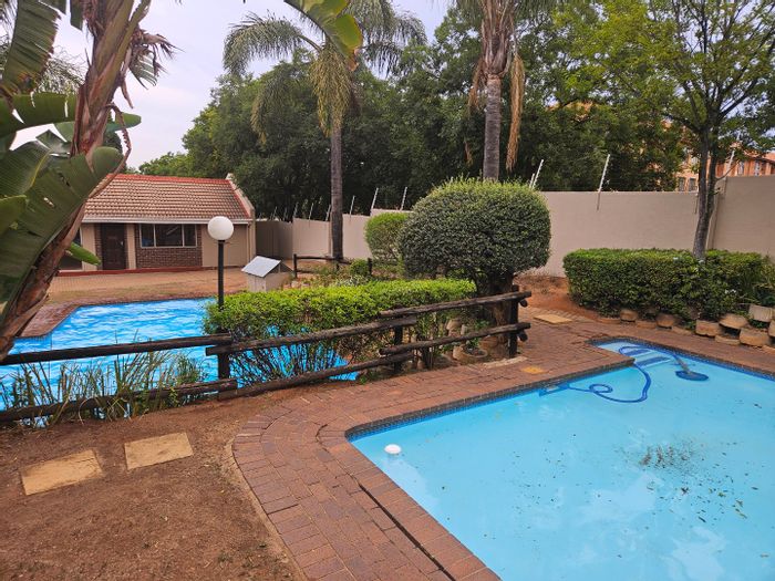 Sonneglans Townhouse For Sale: Lounge, balcony, pool, clubhouse, 24-hour security.