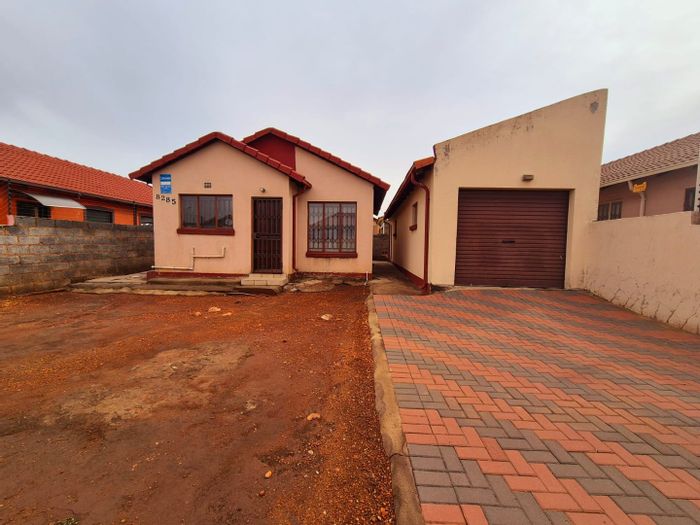 Cozy 2-bedroom house in Roodekop, for sale with private yard and secure parking.