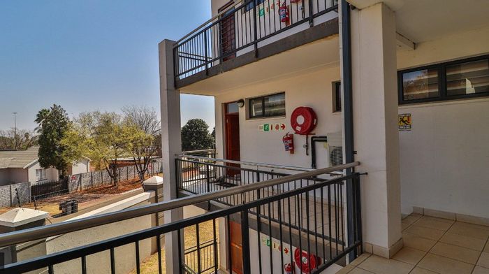 For Sale: Apartment in Rietvallei Park with 2 beds, ensuite, and security.