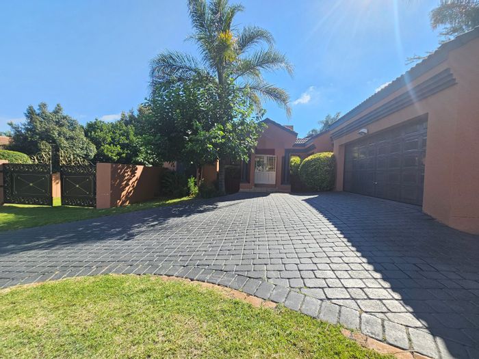 Eldo Glen House To Rent: 3 beds, pool, double garage, secure estate living.