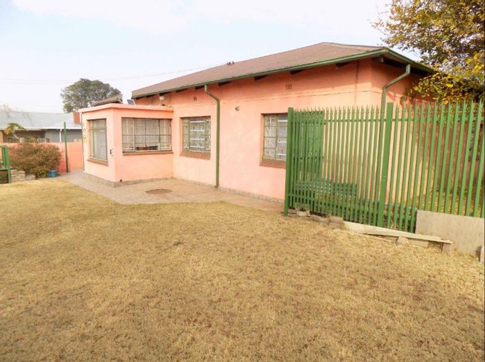 House For Sale in Primrose East: 3 bedrooms, pool, granny flat, ample parking.