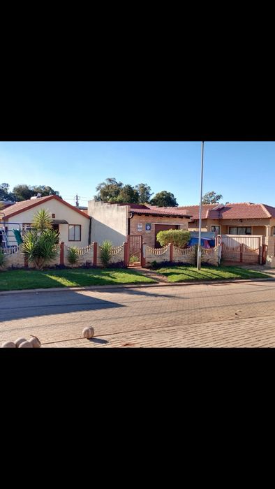 4-bedroom house for sale in Lenasia Ext 13 with garage and store room.