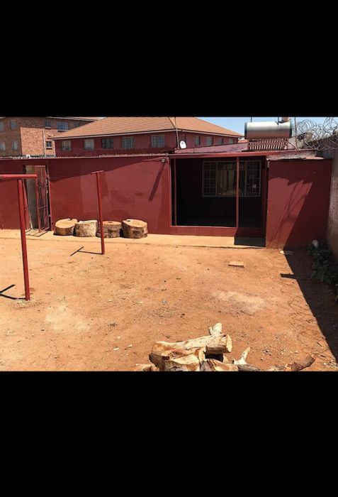 Lenasia Ext 13: Commercial property for sale with 8 store rooms, 1,074sqm.