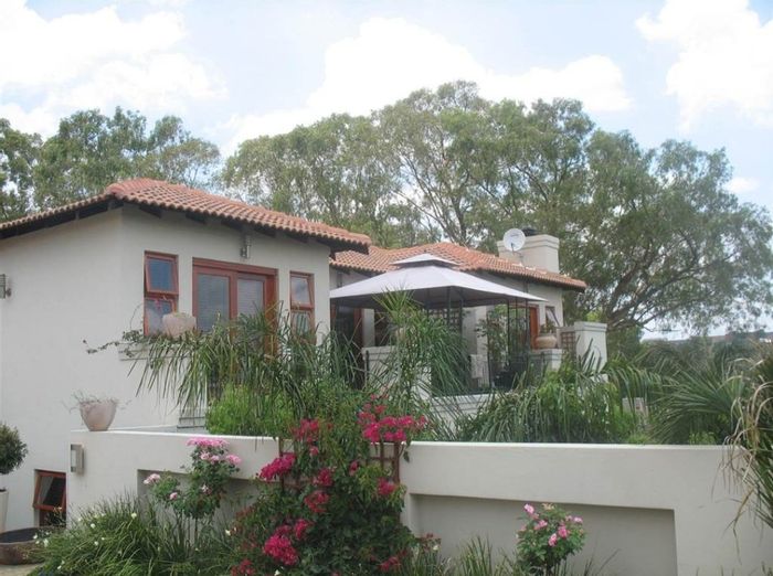 Woodmead Townhouse To Rent: 3 bedrooms, pool, garden, secure parking, and domestic quarters.