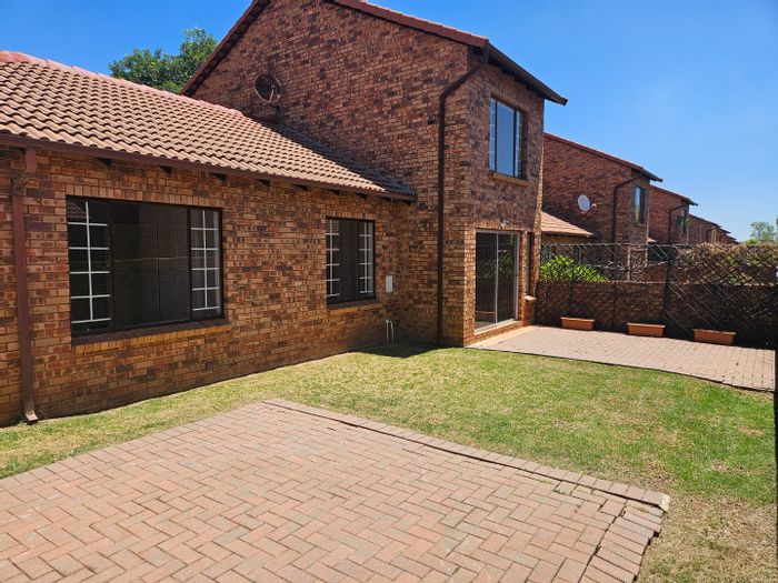 Weltevreden Park Townhouse For Sale: 3 Bedrooms, Loft, Garden, Double Garage.