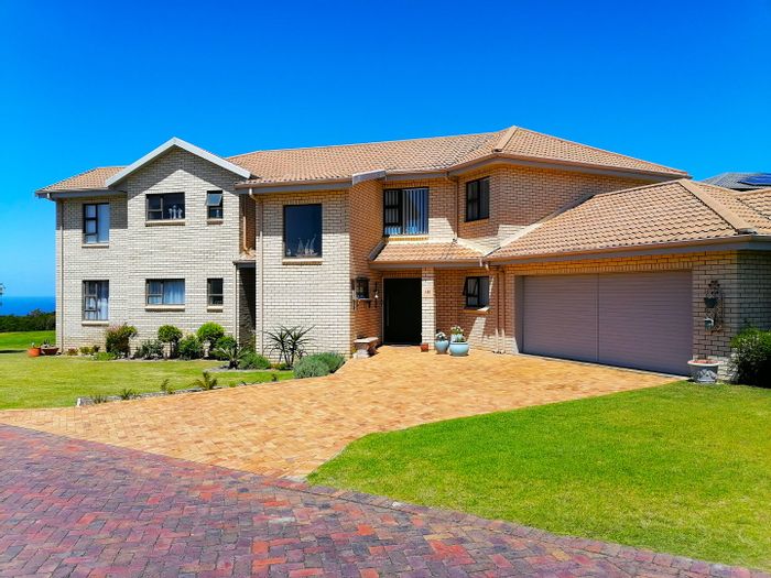 For Sale: House in Mossel Bay Golf Estate with ocean views, double garage, and inverter.