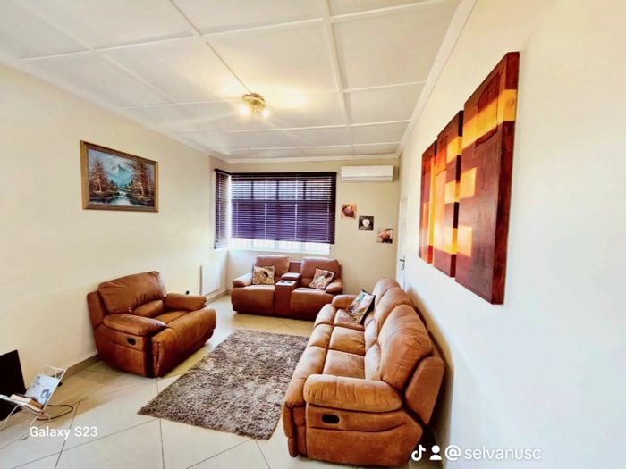 Bulwer Apartment For Sale: 2 bedrooms, air-conditioning, study space, secure parking.