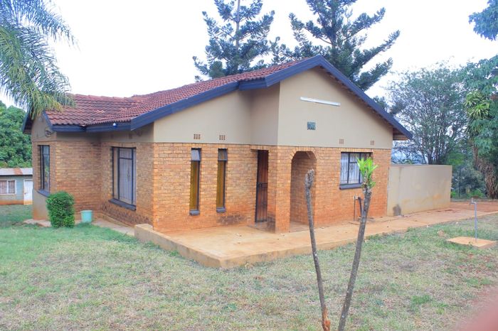 3-bedroom house for sale in Thohoyandou, near CBD, spacious 927m2 stand.