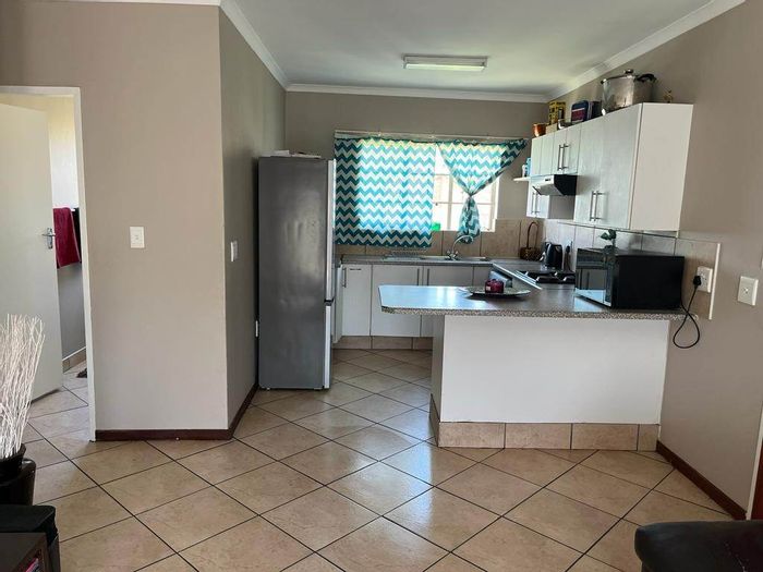 Noordheuwel Apartment To Rent: Secured complex, gardens, near schools and mall.