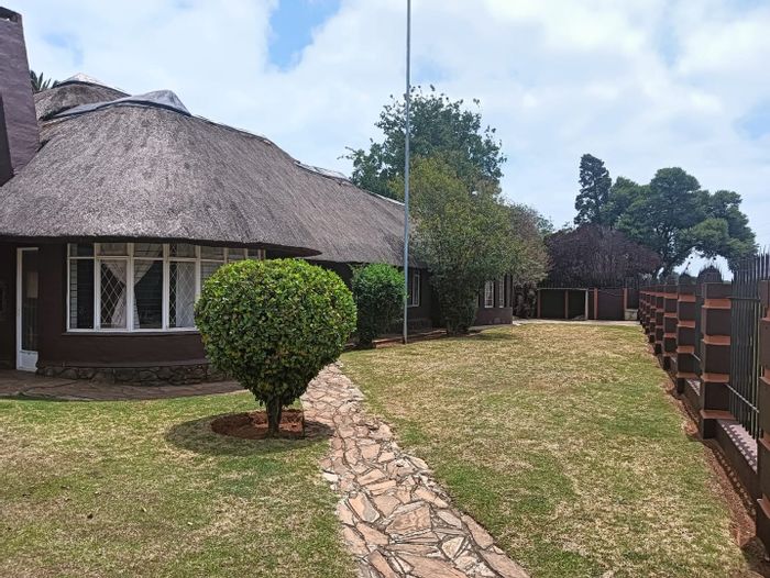 Brenthurst House For Sale: 4 bedrooms, pool, spacious garden, and flatlet.