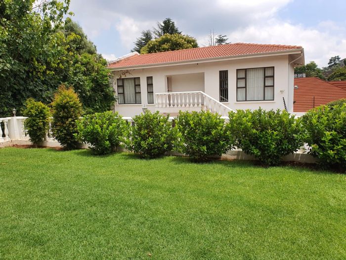 Parktown Apartment To Rent: Secure, utilities included, ideal for single professional.