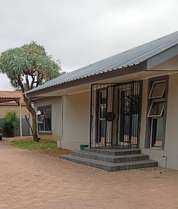 Northmead House For Sale: Pool, braai area, 3 beds, security features.