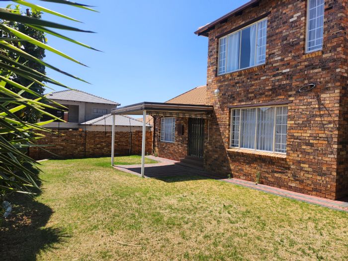 Townhouse for Sale in Sundowner: 3 beds, garden, near schools, double garage.