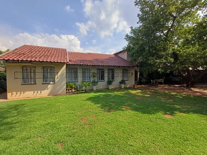 Flamwood House For Sale: 3 bedrooms, pool, garden, bachelor flat, and security features.