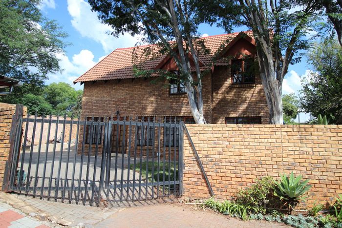 Die Wilgers House For Sale: 3 beds, double garage, loft, security estate amenities.