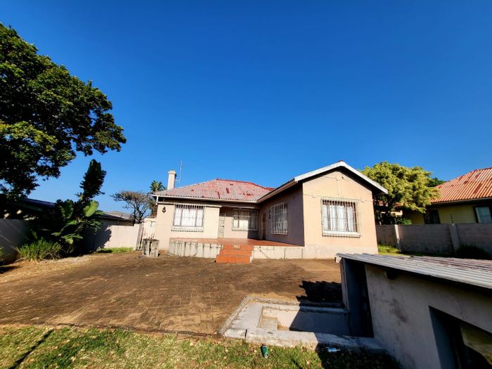 For Sale: House in Margate Central with garages, veranda, and security features.