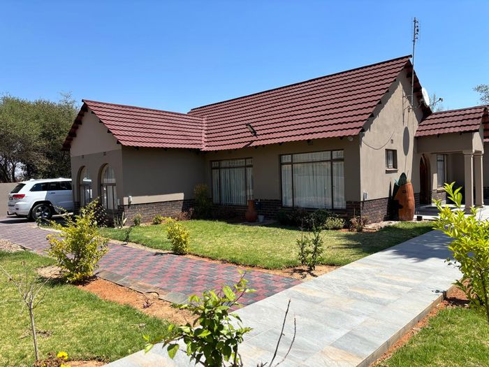 For Sale: House in Setumo Park with 3 bedrooms, double garage, and cottage.