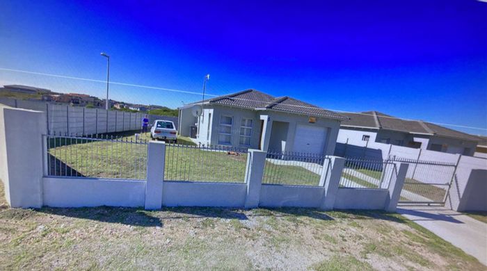 For Sale: House in Parsons Ridge with spacious yard, braai area, and garage.