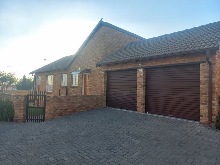 Kosmosdal Townhouse For Sale: 3 beds, garden, clubhouse, pool, tennis courts.