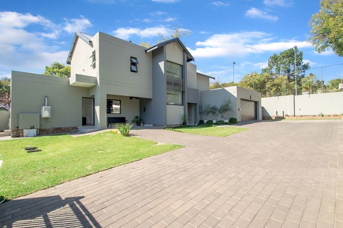 Bryanston House For Sale: 3 beds, pool, cottage, security, ample parking.