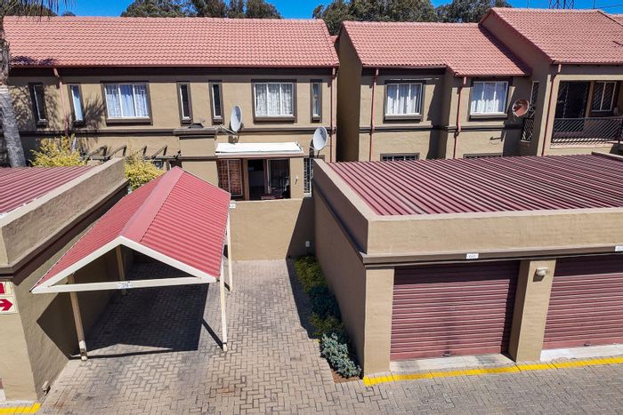 Eden Glen Townhouse For Sale: 2 beds, garden, pool, clubhouse, garage access.