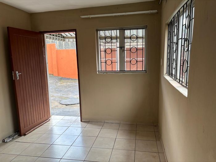 1-Bedroom Apartment in Shallcross with secure parking, prepaid utilities, and easy maintenance.