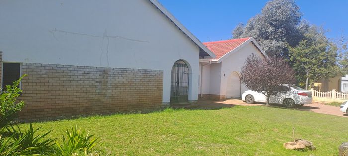 Wilkoppies House For Sale: Three bedrooms, two bathrooms, spacious living areas, garden potential.