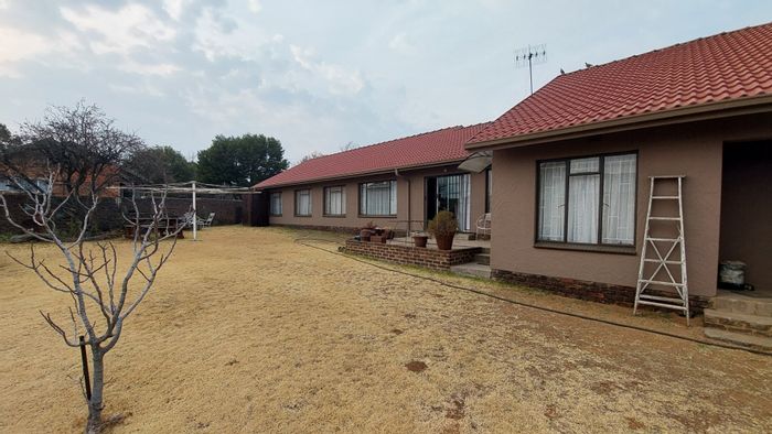 5 Bedroom house for sale in Rensburg with outdoor braai and security features.