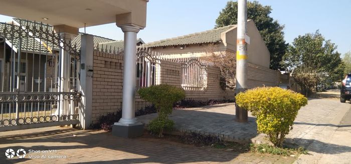 Leondale House For Sale: 3 bedrooms, enclosed patio, spacious yard, secure parking.