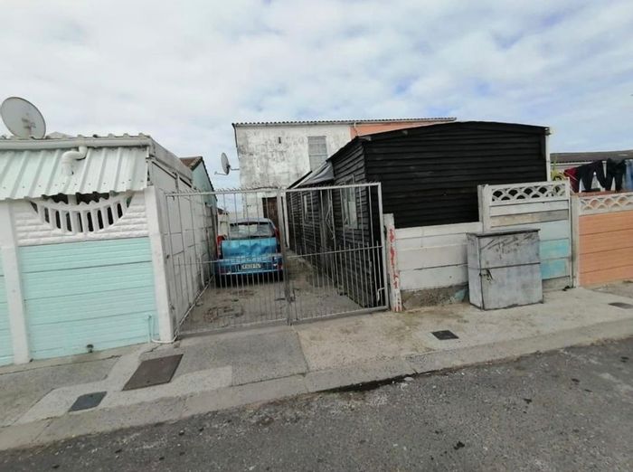 For Sale: House in Mitchells Plain Central with yard space, parking, near amenities.