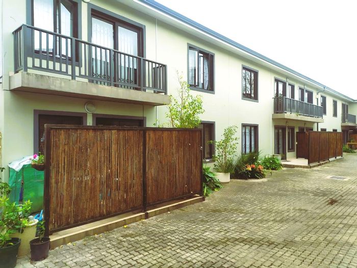 Corner apartment in Knysna Central for sale, near shops, secure parking included.