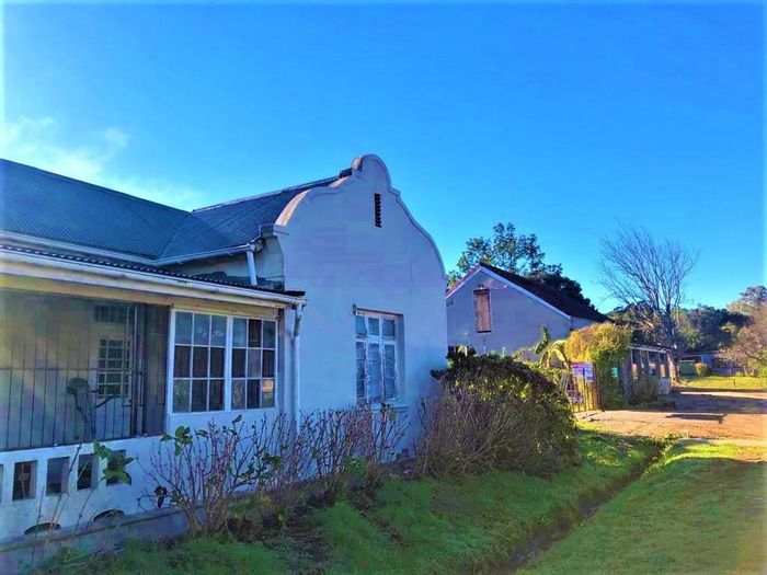 For Sale: House in Knysna Central with lagoon views, large erf, and heritage homes.