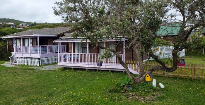 Brenton On Sea House For Sale: Income-generating flat, near beach and nature trails.