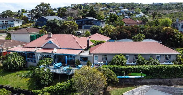 Heuwelkruin House For Sale: 7-bedroom guesthouse, lagoon views, flexible investment options.