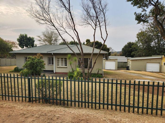 3-bedroom house to rent in Modderfontein, secure estate, pet-friendly, garden space.