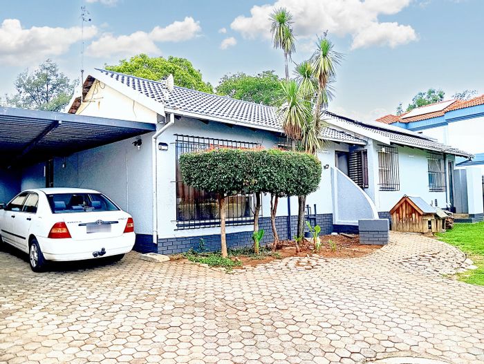 For Sale: Wilgeheuwel House with solar system, bar, garden, and smart features.