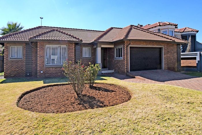 Helderwyk House For Sale: 3 bedrooms, garden, double garage, secure estate living.