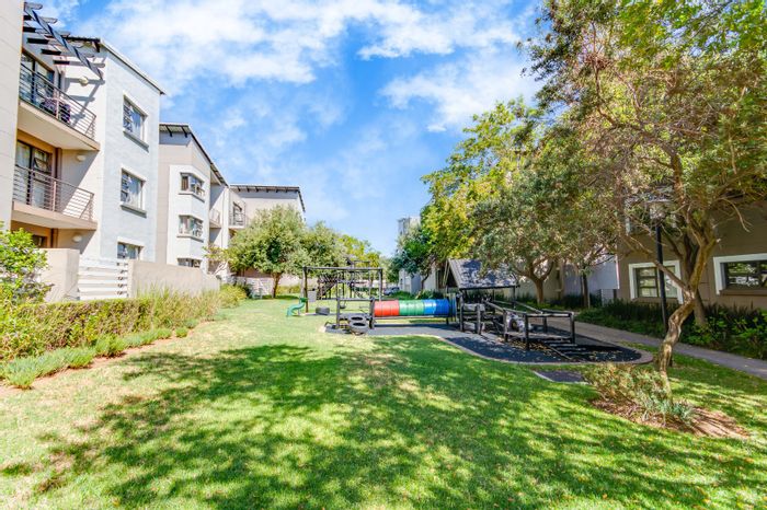 Fourways Apartment For Sale: Clubhouse, pool, tennis court, park access, secure living.