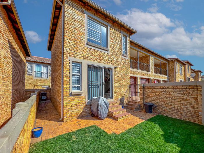 Wilgeheuwel Townhouse For Sale: 3 bedrooms, private garden, double garage, near amenities.