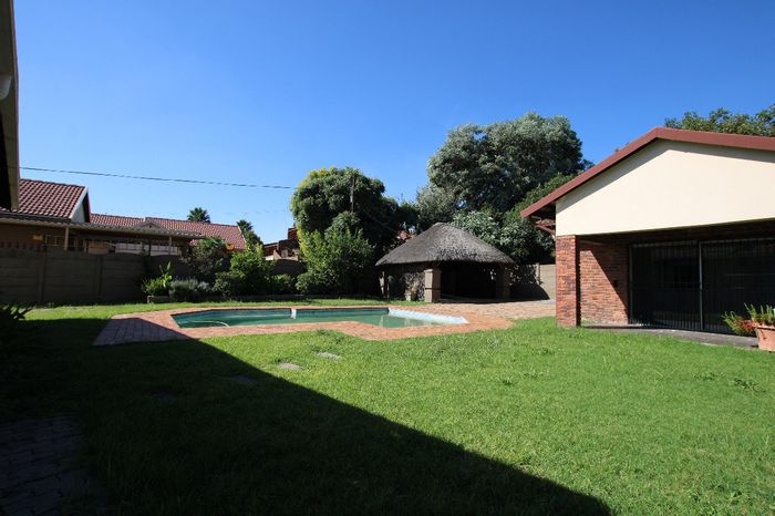 Eden Glen House To Rent: 3 beds, pool, lapa, cottage, ample parking.