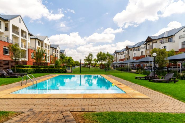 To Rent: Apartment in Greenstone Crest with 2 beds, gym, pool, and security.